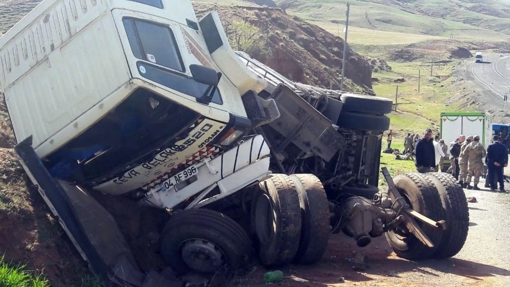 Erzurum'da kaçak göçmenleri taşıyan kamyon devrildi: 1 ölü, 64 yaralı
