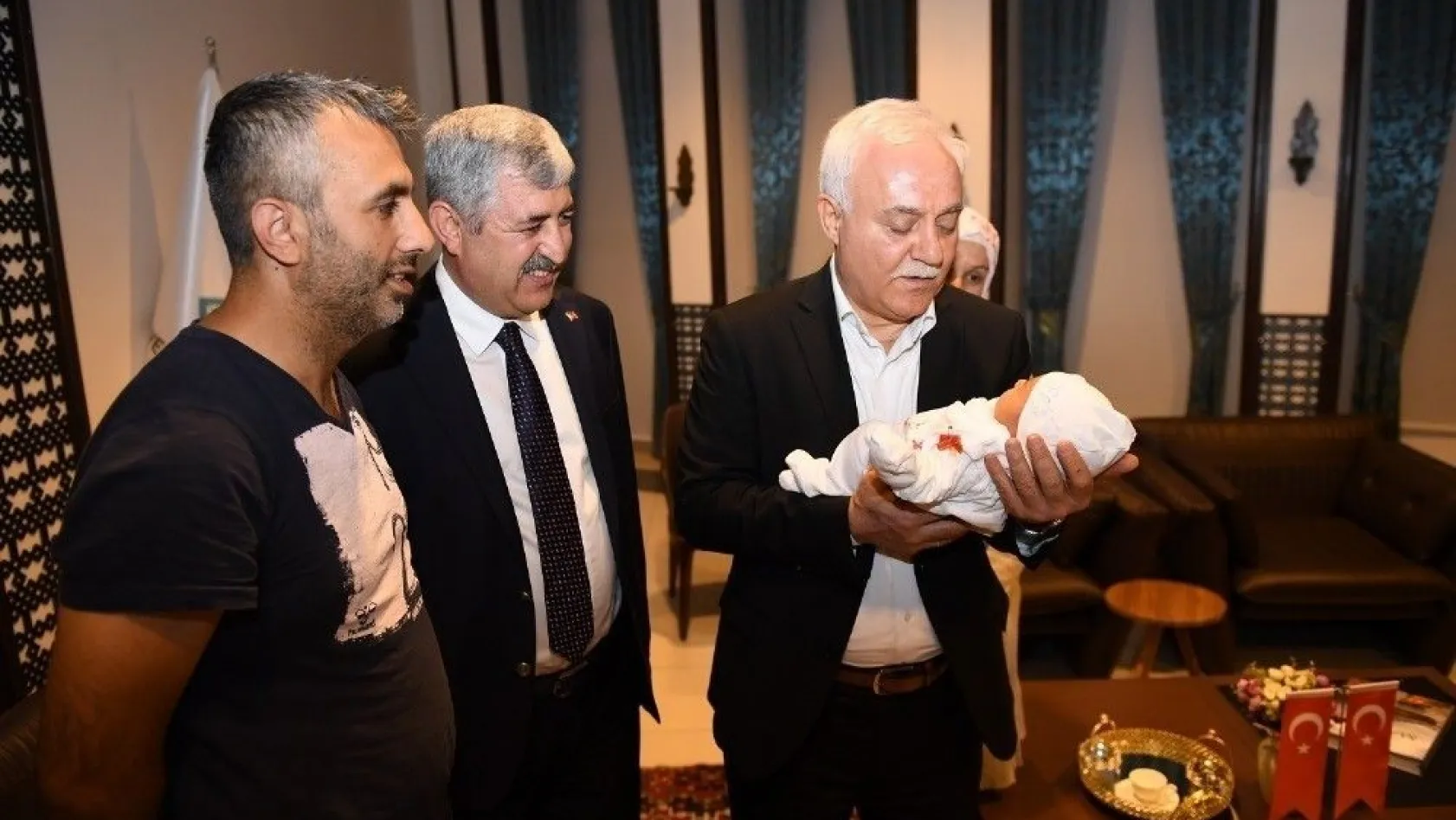 Prof. Dr. Hatipoğlu yeni doğan bebeğin ismini koydu
