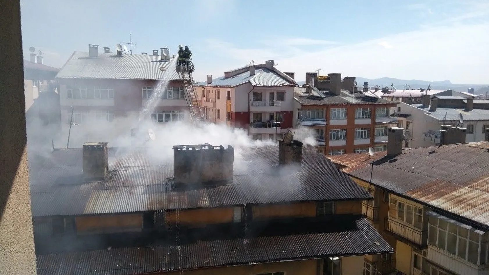 Sivas'ta çatı yangını korkuttu

