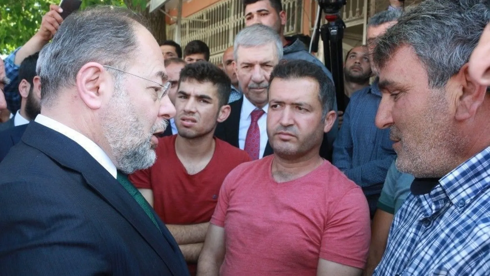 Başbakan Yardımcısı Akdağ depremzedeleri ziyaret etti
