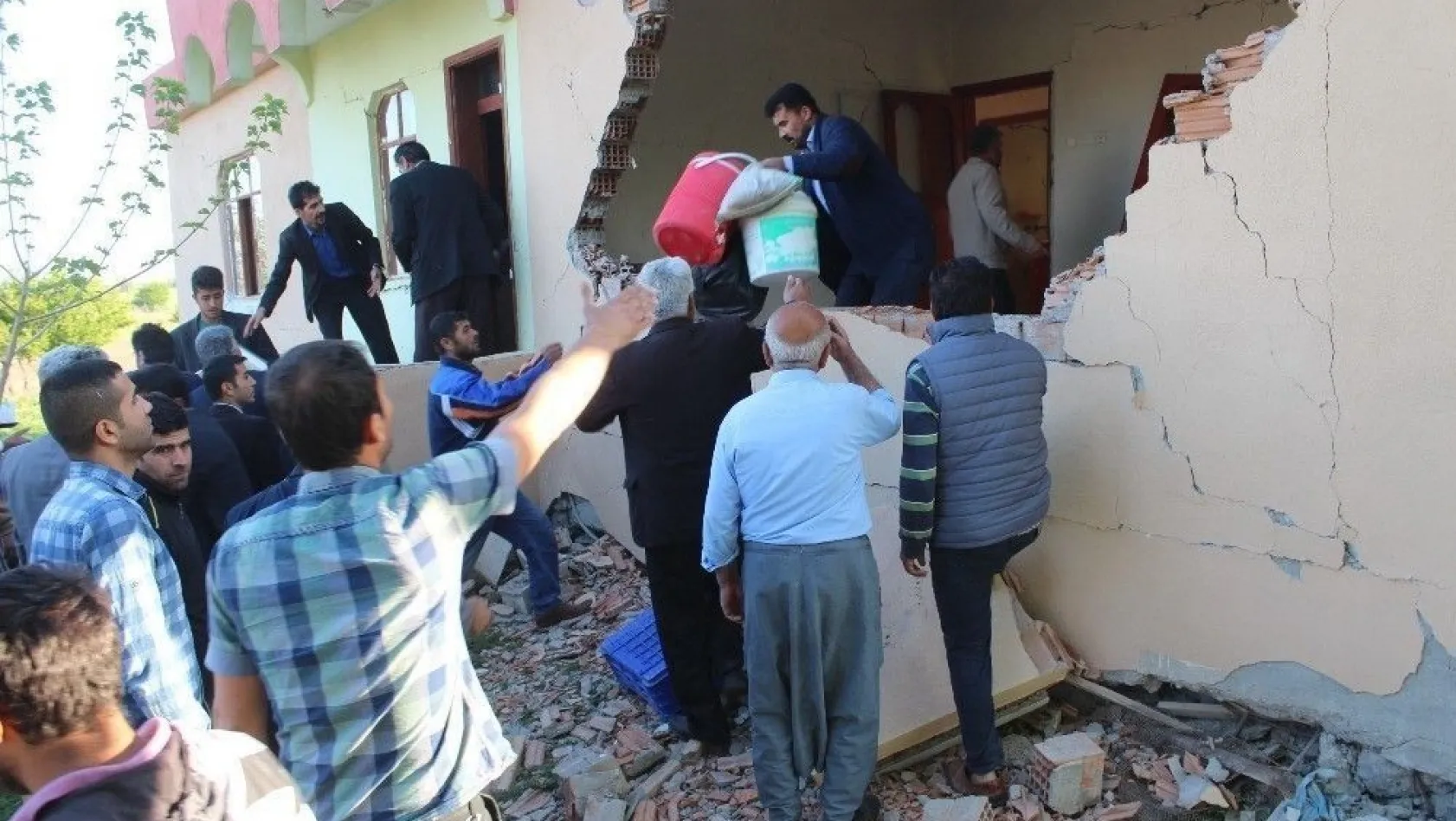 Depremin vurduğu Samat'ta vatandaşlar eşyalarını kurtarma telaşına girdi
