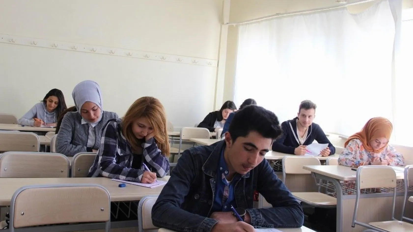 Sivas'ta 6 bin öğrenci deneme sınavında ter döktü
