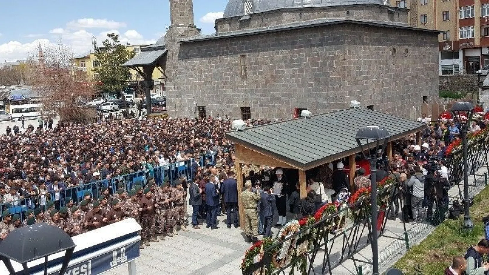 Şehit özel harekat polisi Erzurum'da son yolculuğuna uğurlandı
