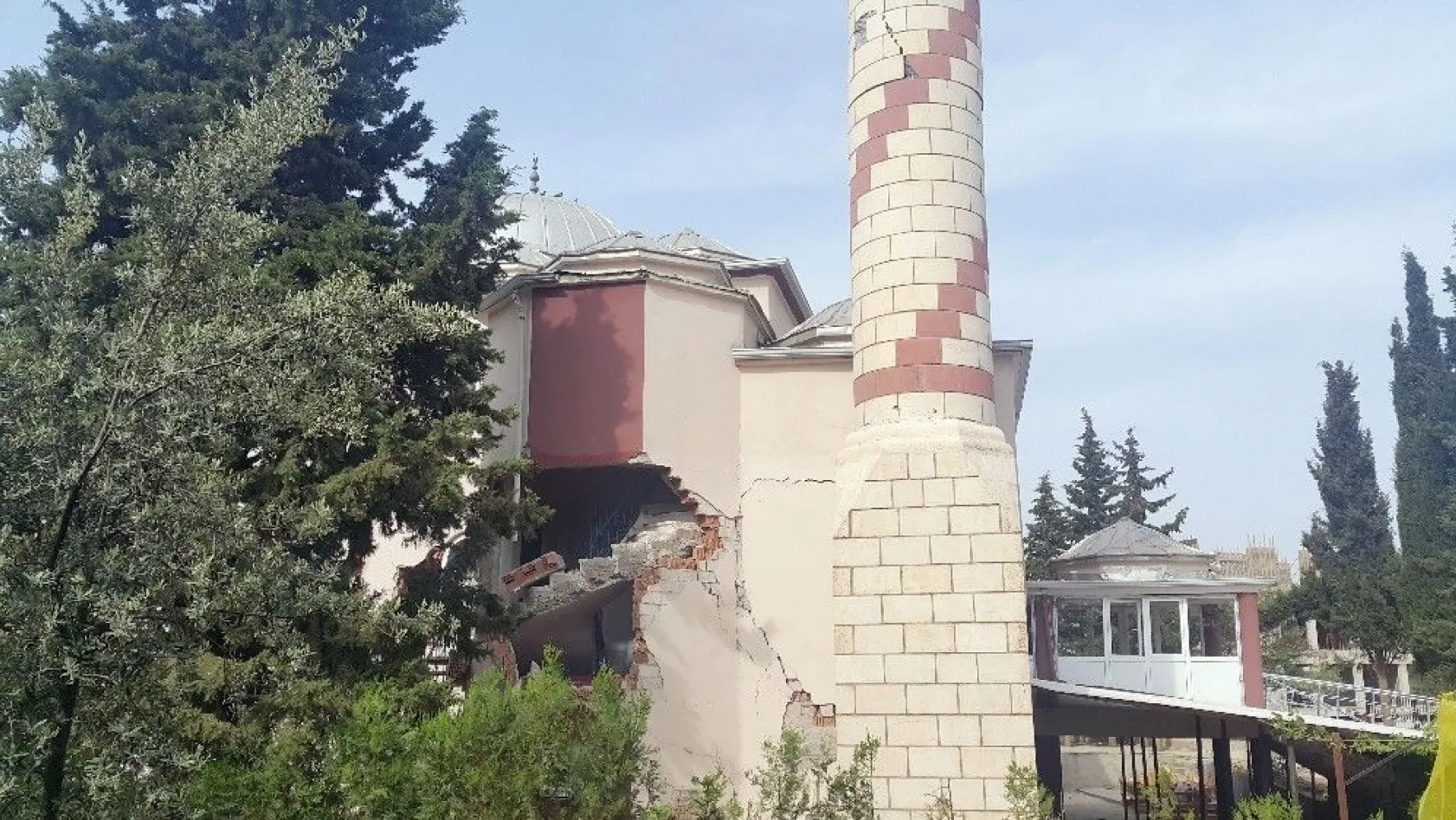 Samsat'ta hasar gören cami ve minareler yıkılıyor

