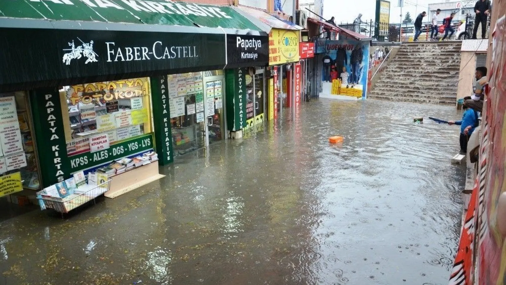Malatya'da şiddetli yağış hayatı felç etti
