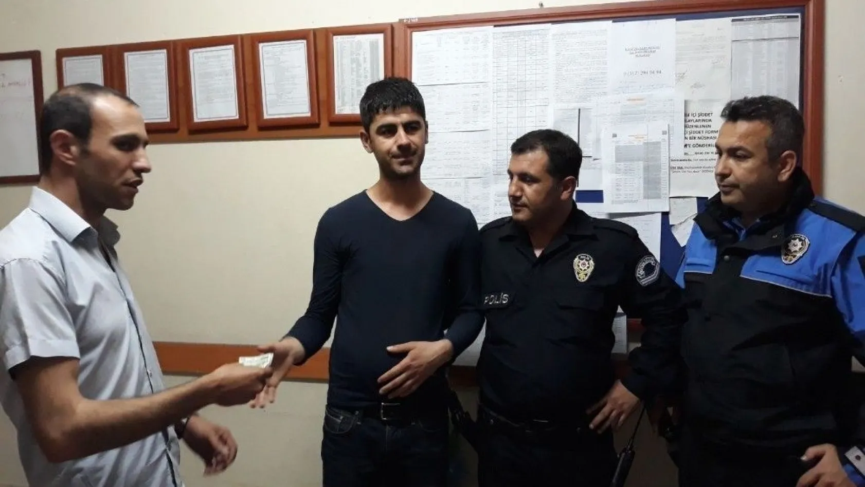 Duyarlı vatandaş ATM'de bulduğu parayı polise teslim etti
