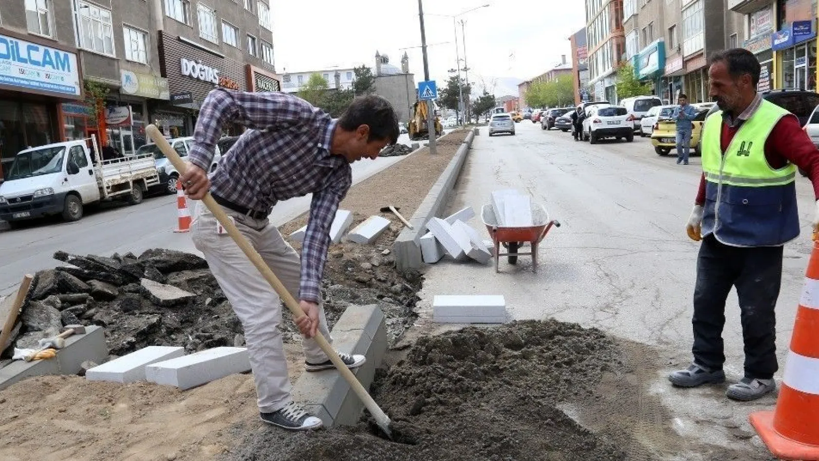 Büyükşehir orta refüjleri beton bordürlerle yeniliyor
