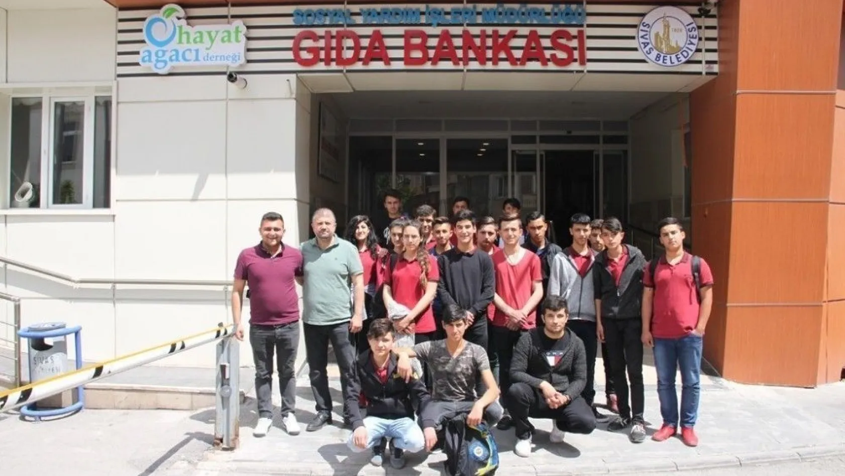 Öğrenciler Gıda Bankası'nı gezdi
