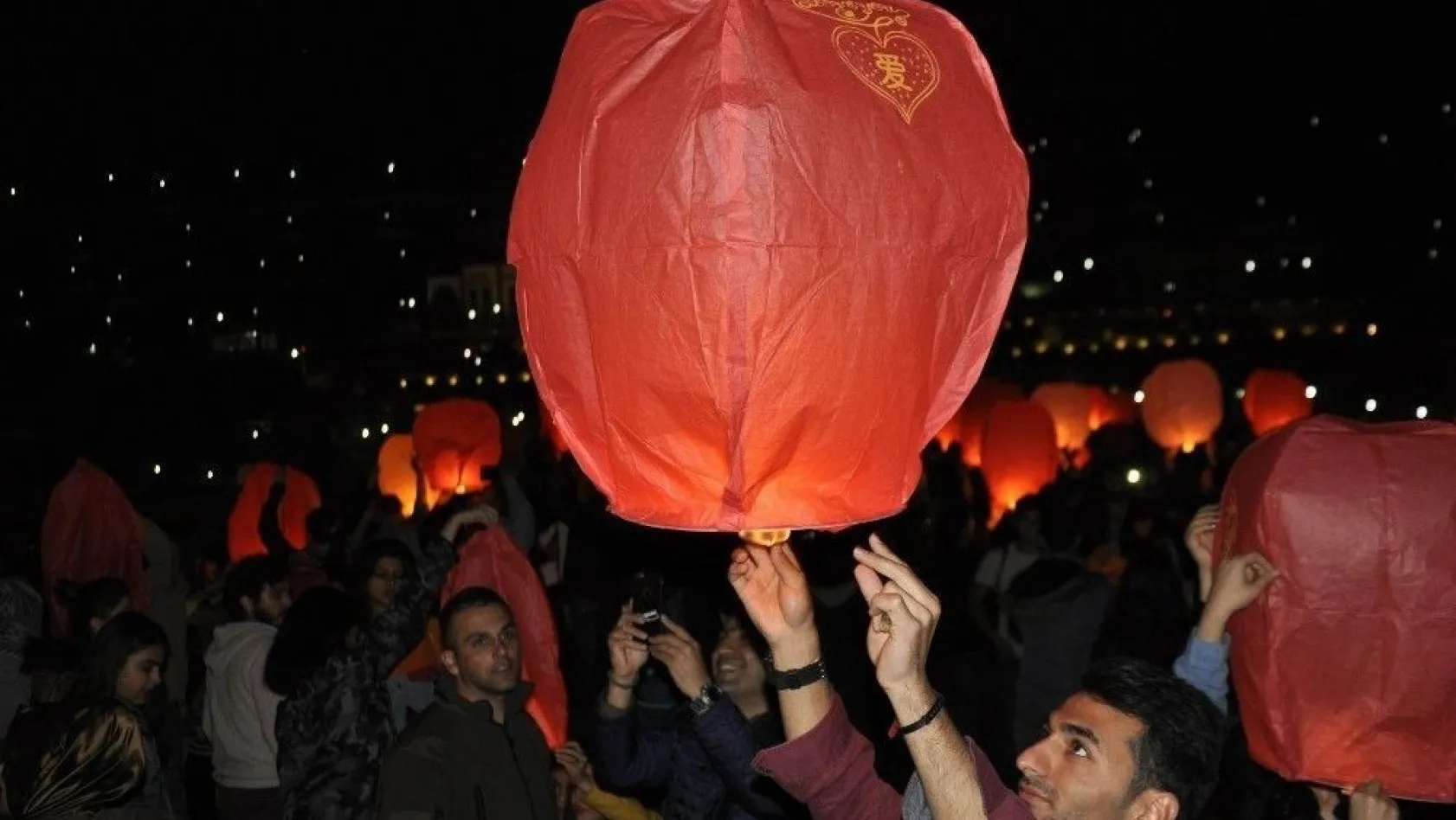 Diyarbakır'da gökyüzü dilek balonlarıyla aydınlandı
