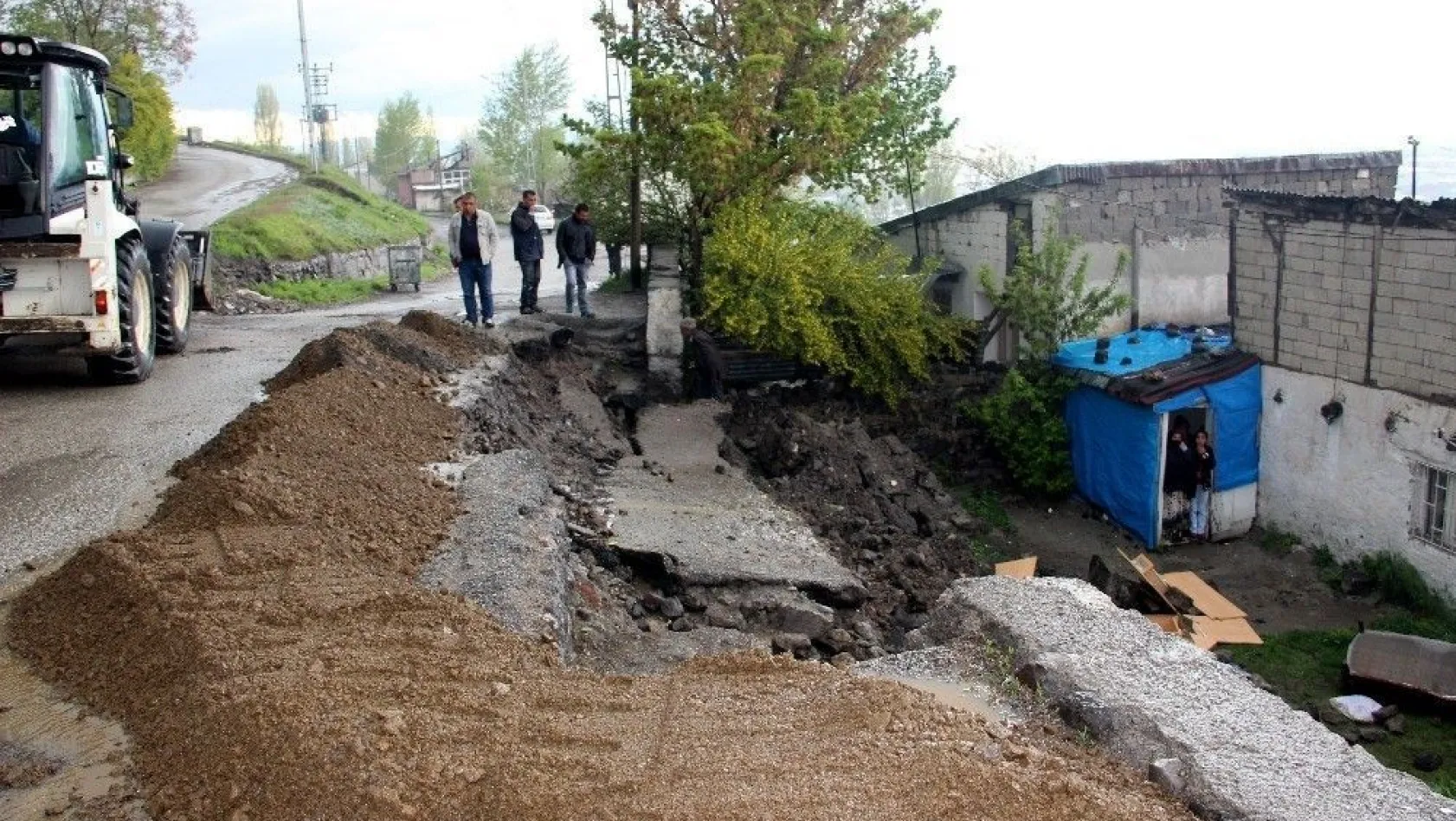 Erzurum'da doluyla karışık sağanak yağış etkili oldu
