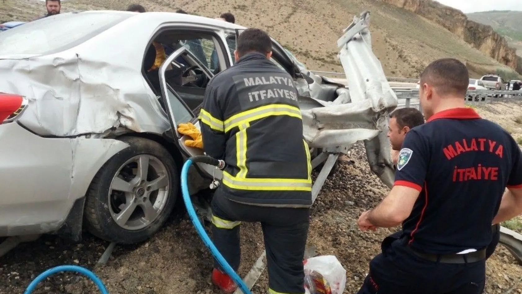 Malatya'da araç bariyerlere çarptı: 1 ölü, 2 yaralı
