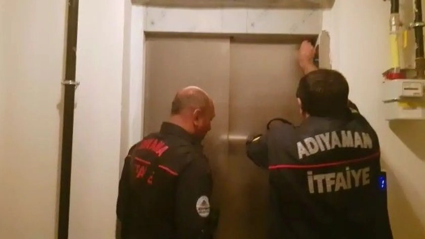 Asansörde mahsur kalan vatandaşı itfaiye kurtardı
