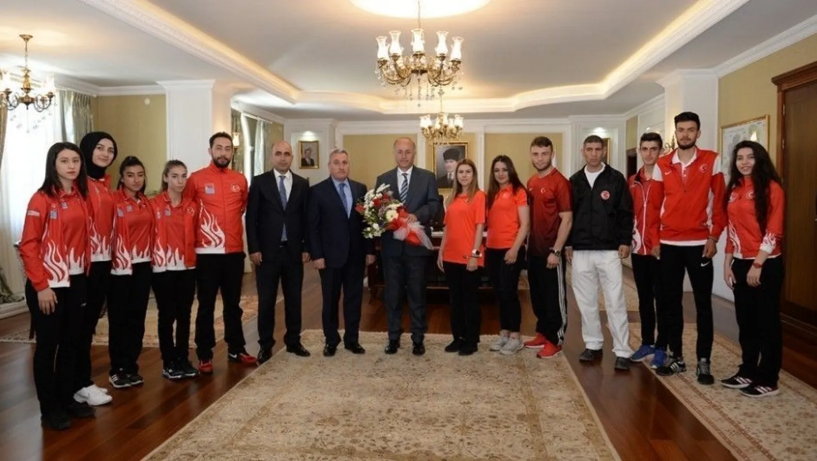 Milli sporculardan Vali Azizoğlu'na ziyaret
