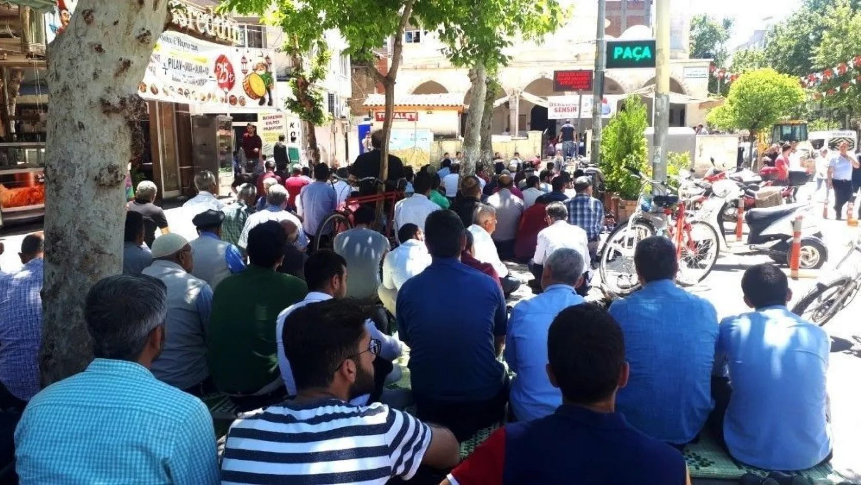 Ramazan Ayının ilk Cuma Namazında cemaat camiye sığmadı
