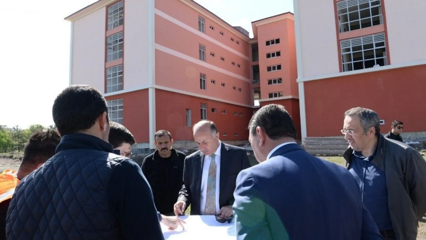 Vali Azizoğlu, inşaatı devam eden okulları inceledi
