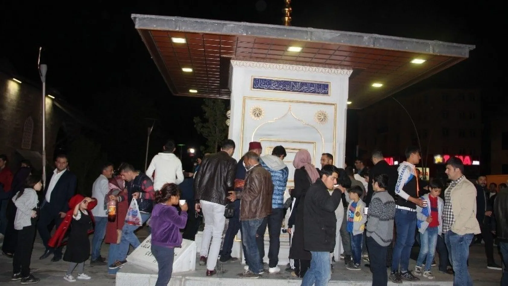 Erzurumlular iftar sonrası Şerbet Çeşmesine akın ediyor
