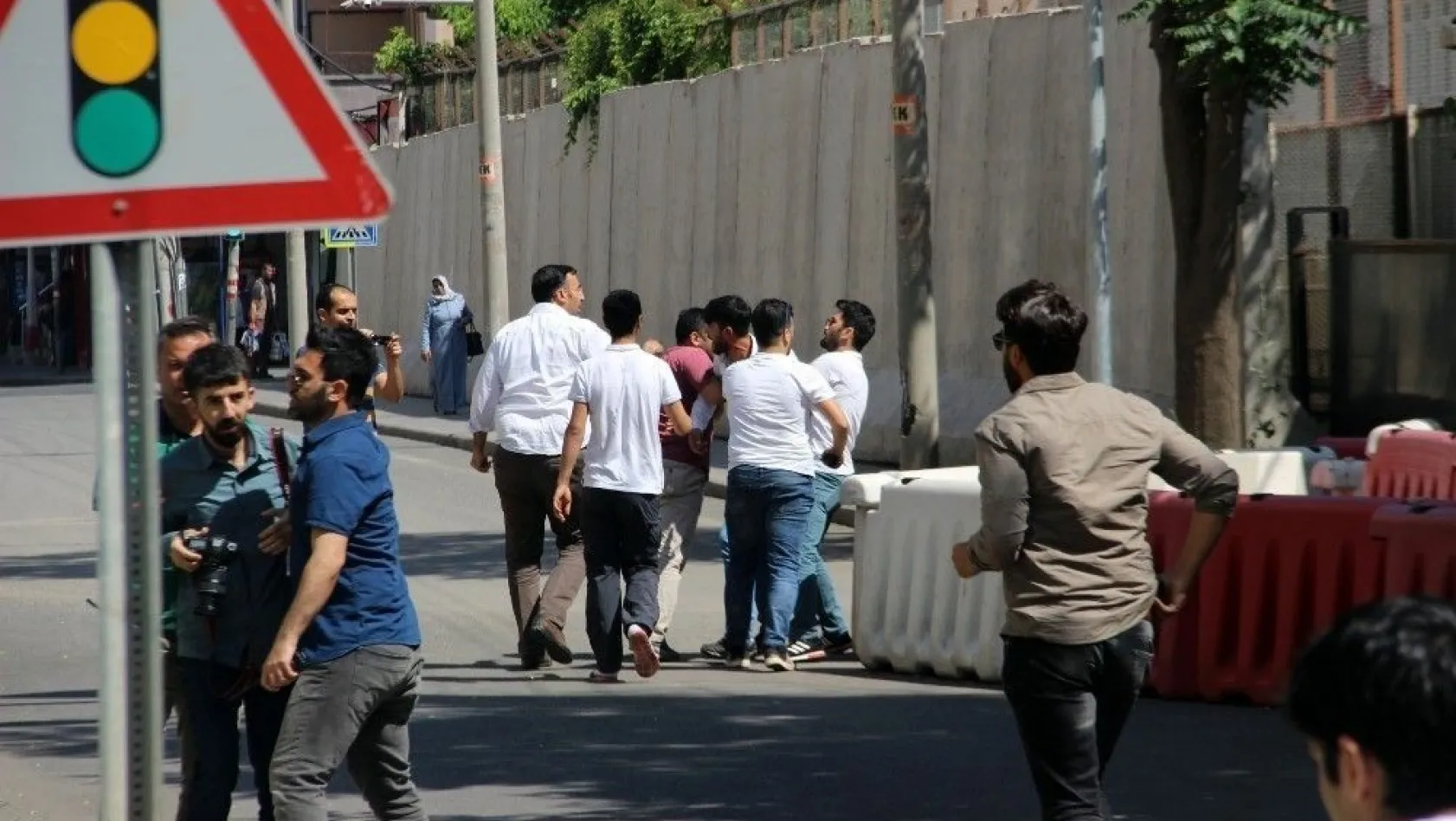Diyarbakır'da Öcalan lehine slogan atan gruba müdahale: 1 gözaltı
