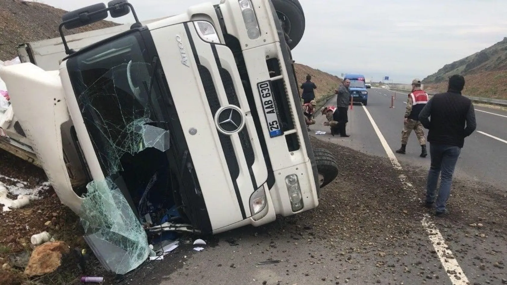 Sürücünün direksiyon hakimiyetini kaybettiği kamyon yan yattı
