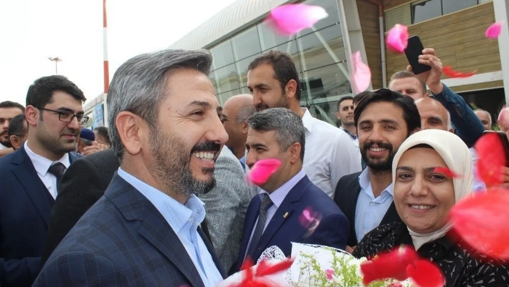 TBMM Başkanvekili Aydın, Adıyaman'da güllerle karşılandı
