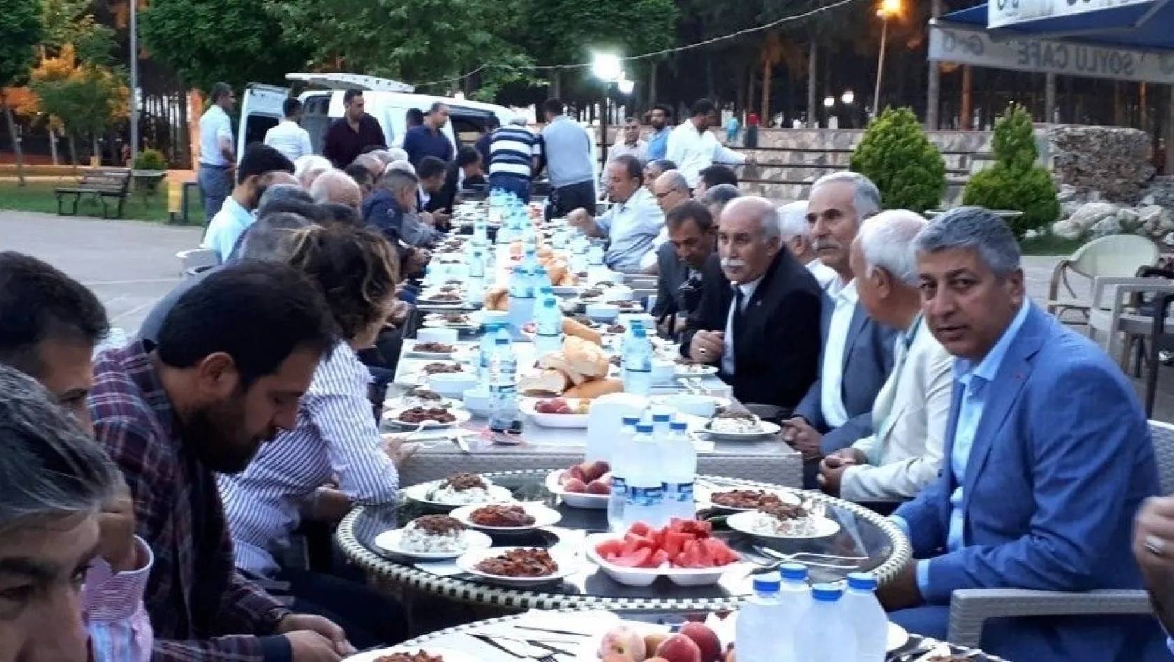 Türkav'ın iftarında MHP ve Kamu-Sen üyeleri bir araya geldi
