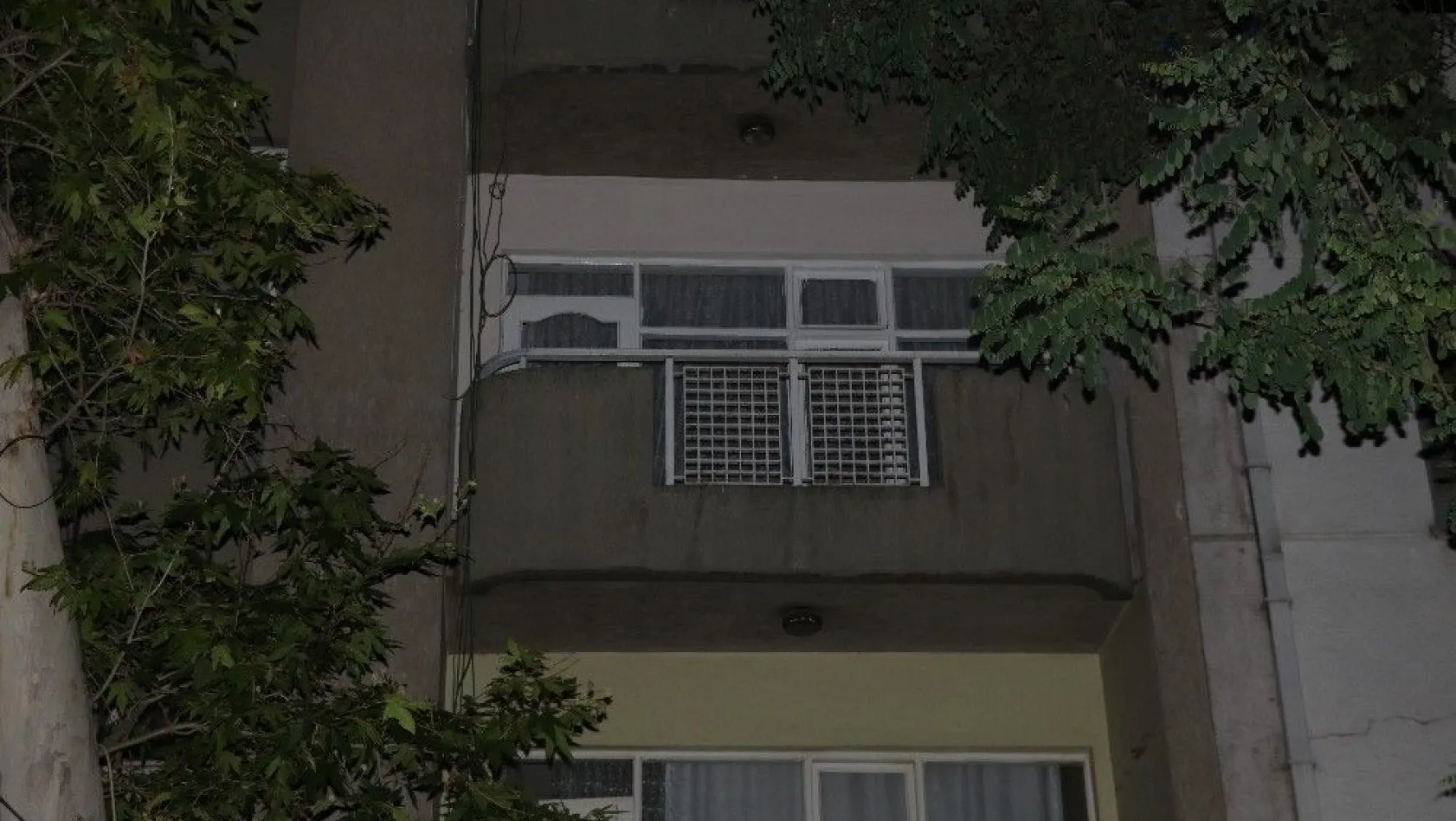 Evlerinin balkonunda oyun oynayan bebek, 4. kattan böyle düşü

