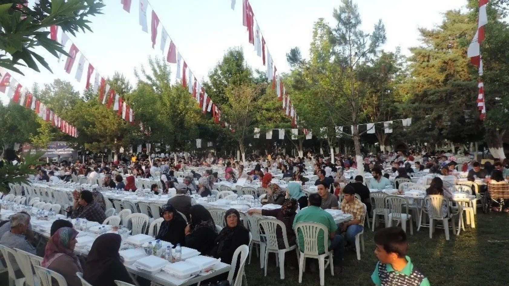 Kahramanmaraş'ta 3 bin kişiye iftar yemeği
