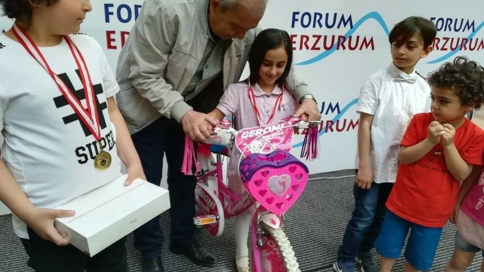 Minik ressamlar Forum Erzurum'da ödüllerini aldı
