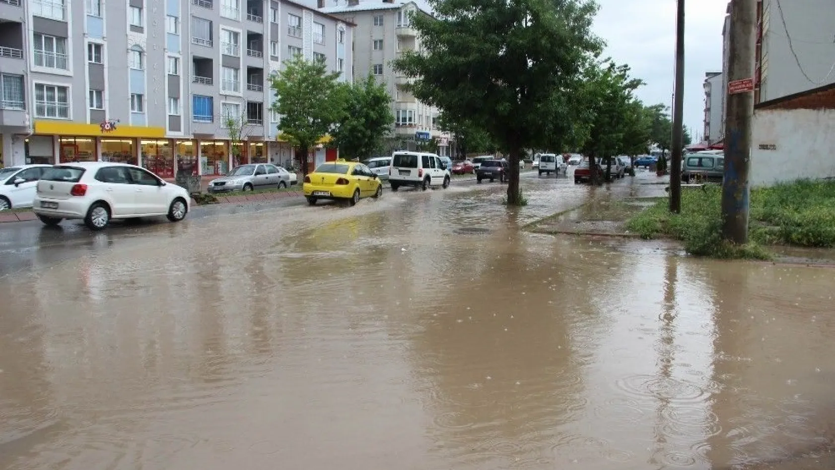 Sivas'ta sağanak yağış caddeyi göle çevirdi
