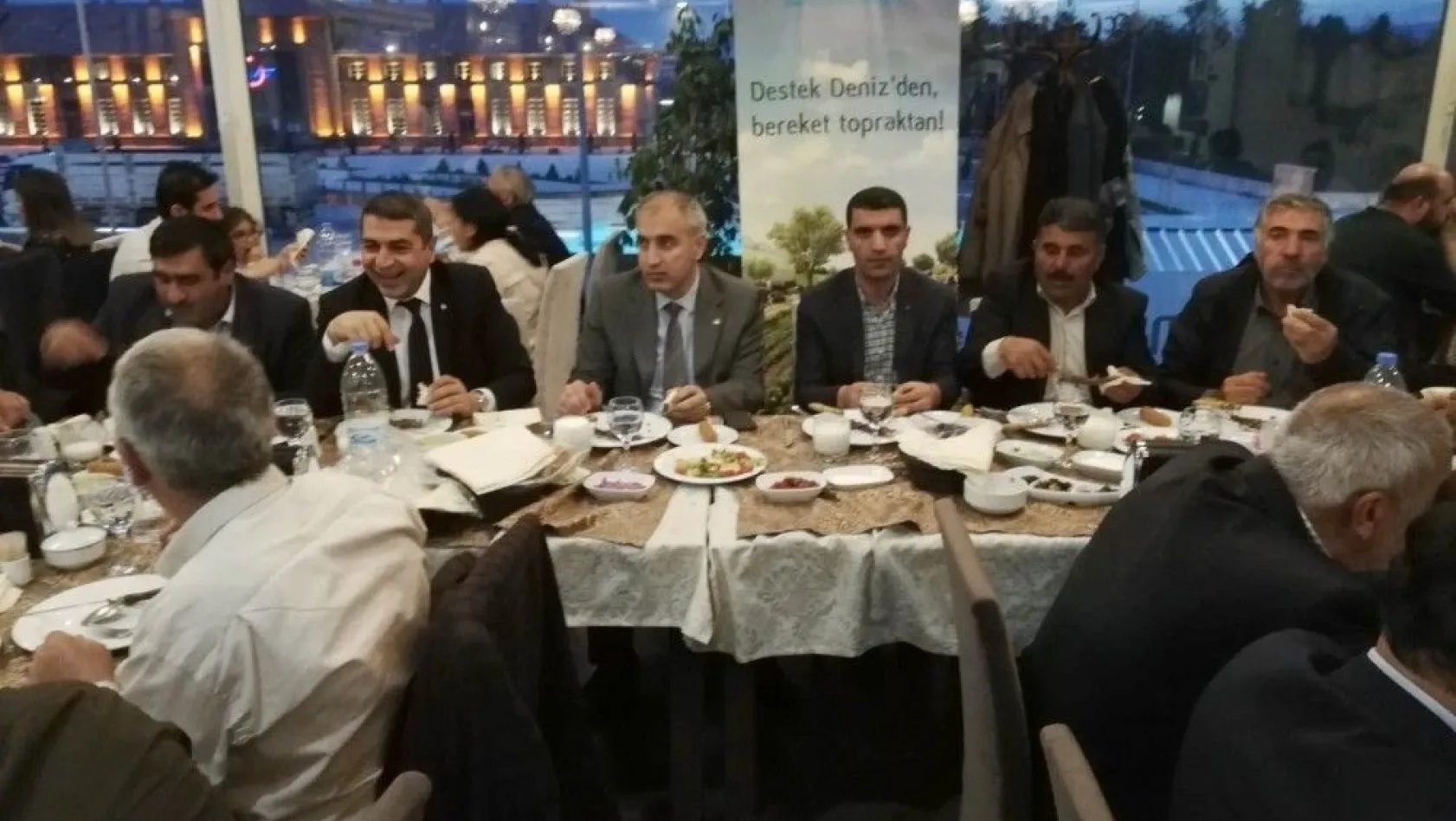 Erzurumlu çiftçiler iftar yemeğinde bir araya geldi
