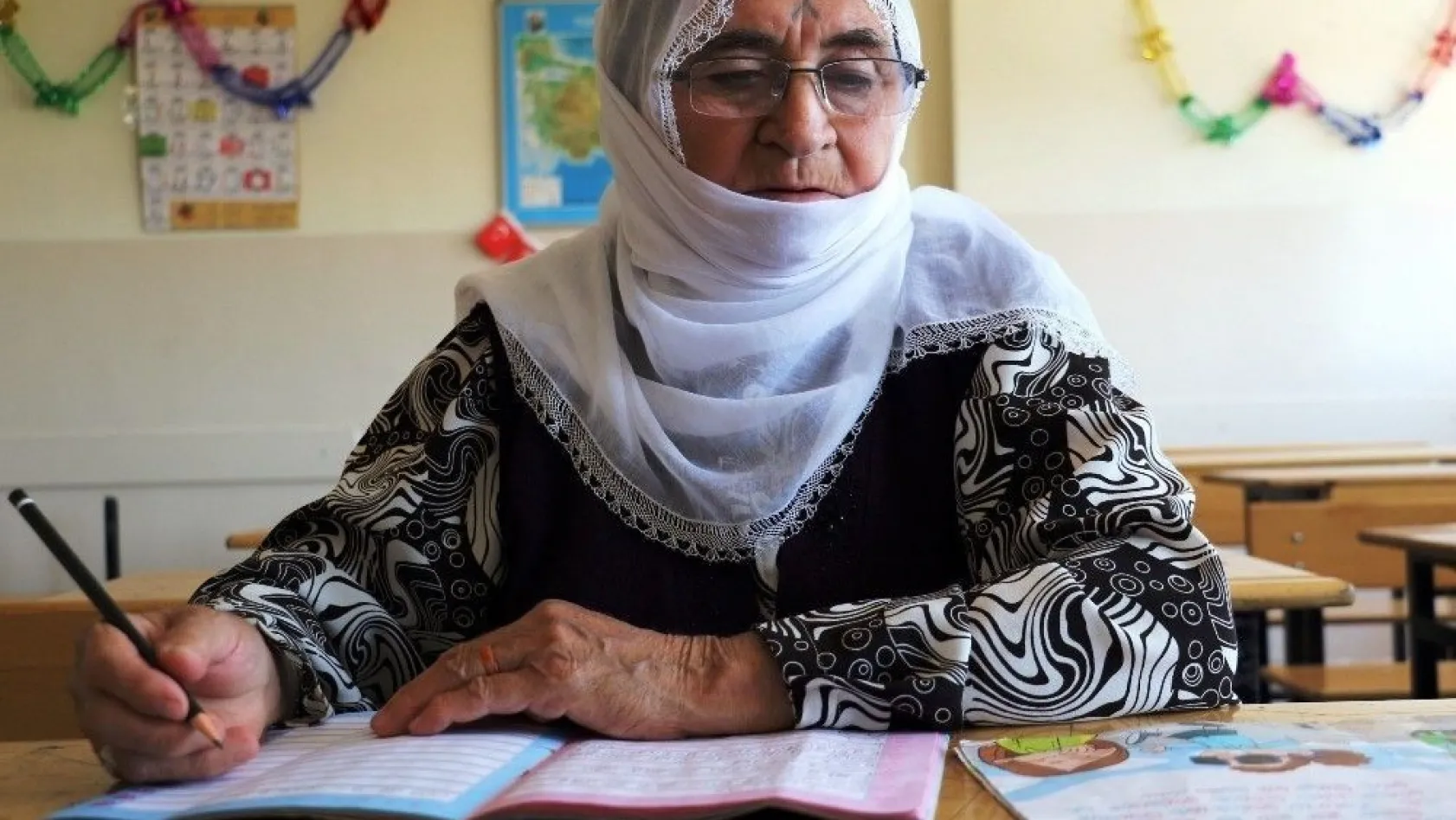 Kur'an aşkıyla 70 yaşında okuma yazma öğrendi
