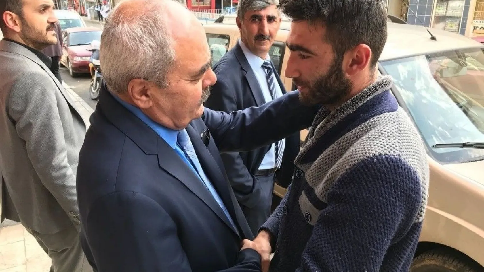 MHP'li adaylara Şenkaya ve Oltu'da sevgi seli

