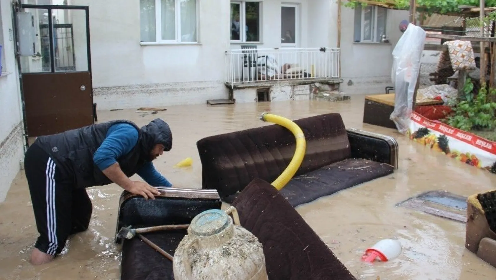 Sivas'ta sağanak yağış hayatı felç etti
