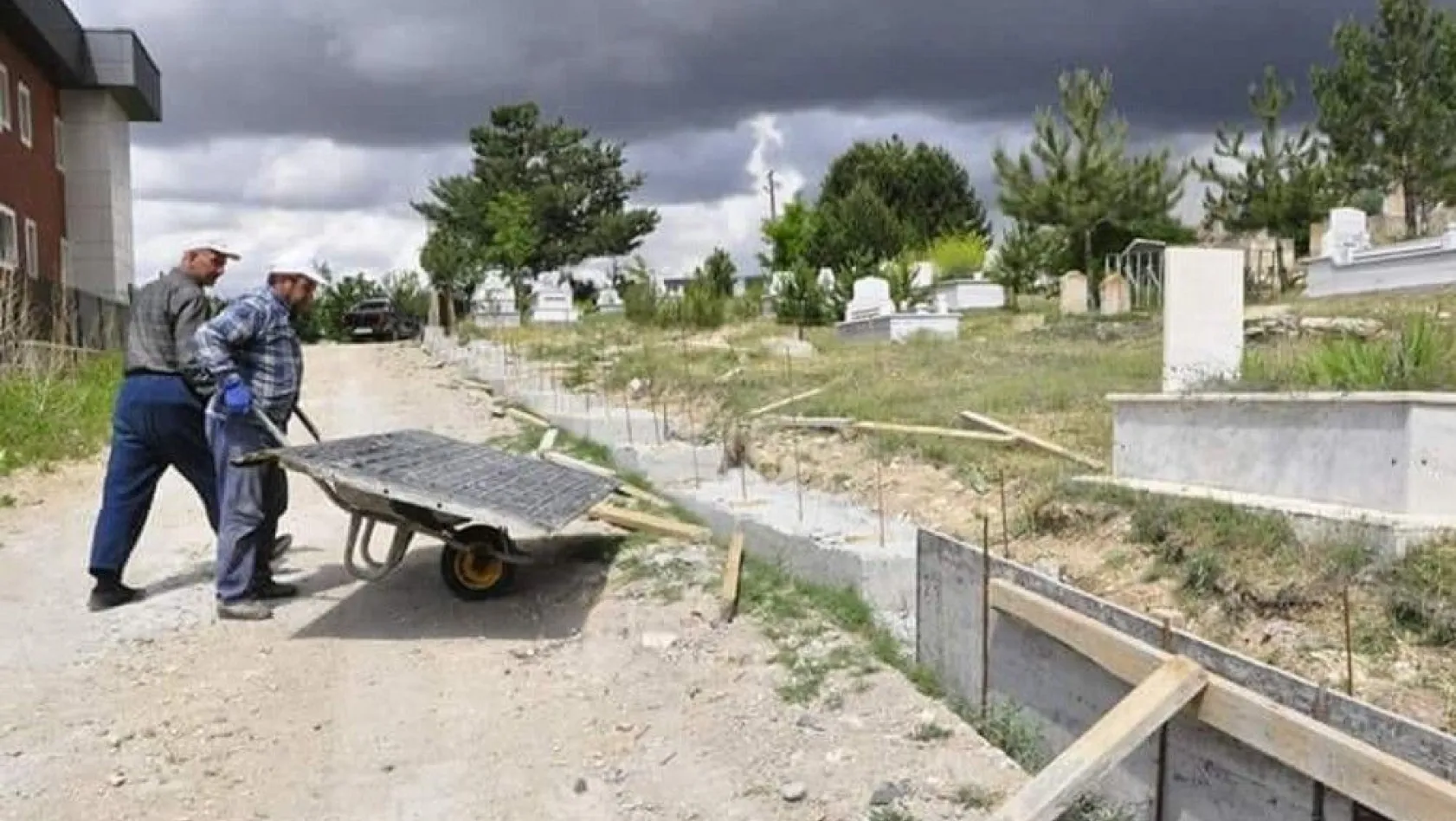 Gürün'de mezarlıkta onarım çalışmaları
