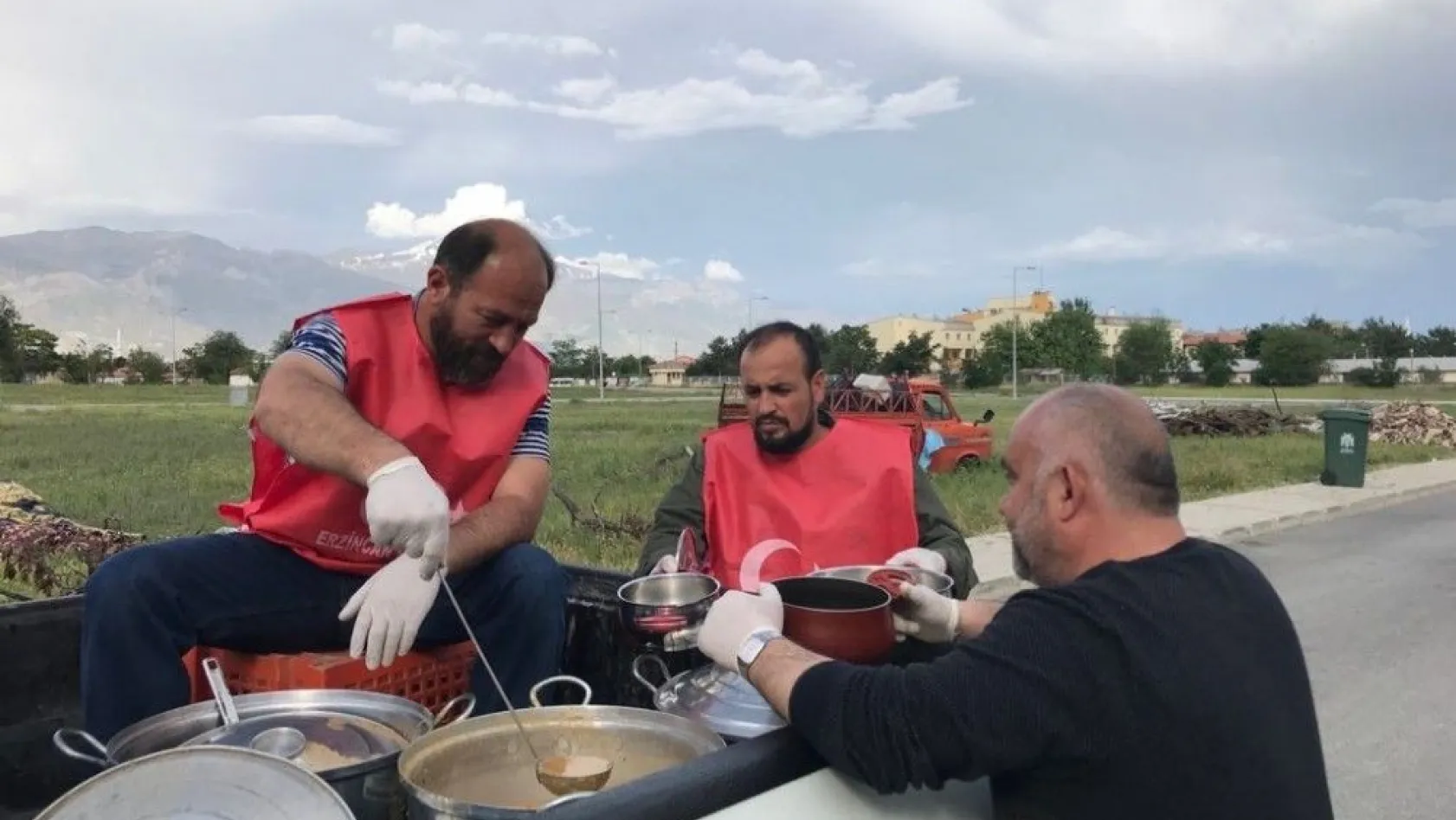 Erzincan Belediyesi ihtiyaçlı ailelerin evlerine iftar sofrası açıyor
