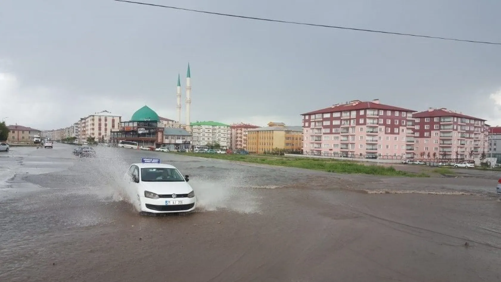 Erzurum'da etkili olan yağmur araç ve yaya trafiğini olumsuz etkiledi

