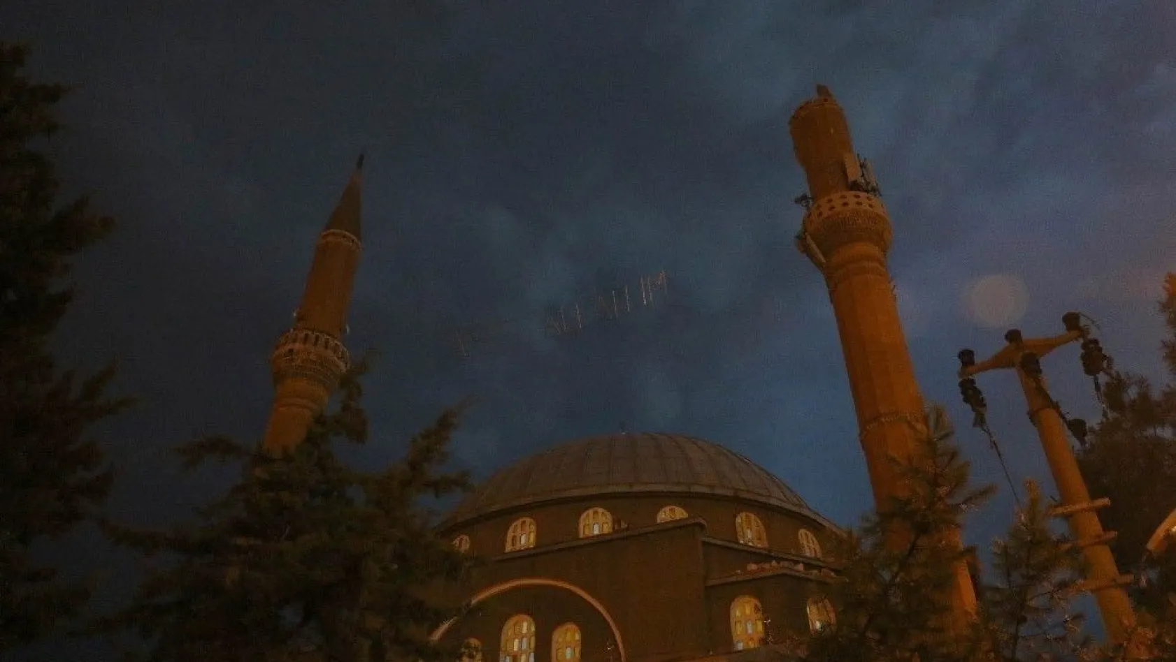 Diyarbakır'da yıldırımın düştüğü minare yıkıldı
