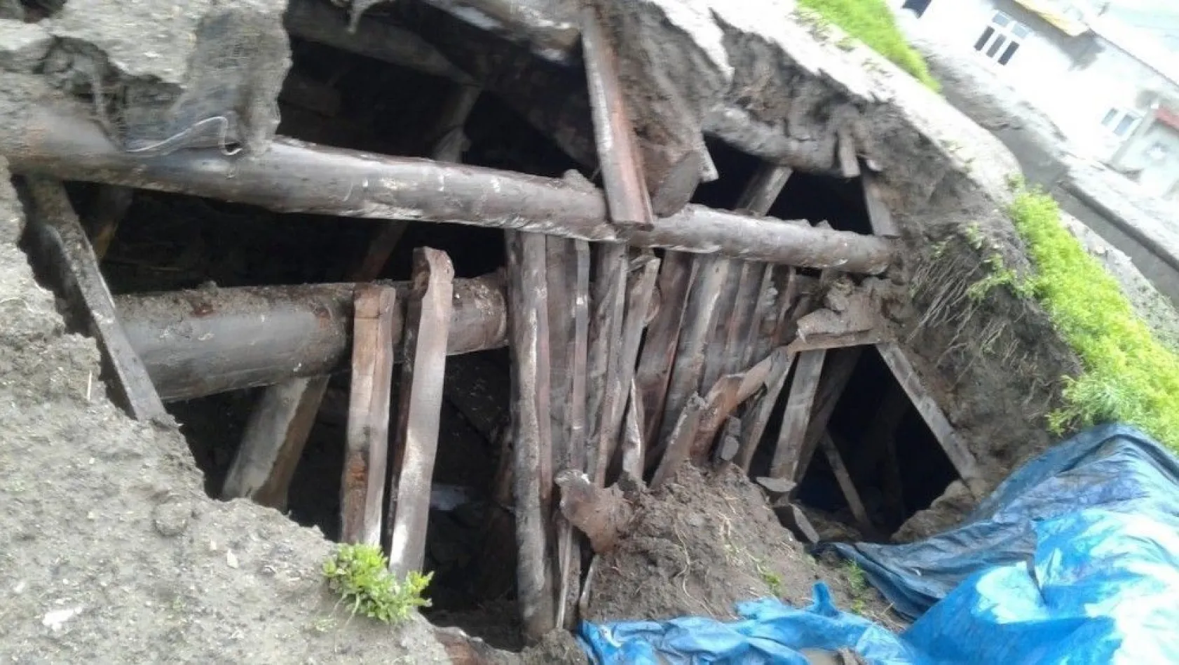 Horasan'da aşırı yağış nedeniyle ev ve ahır çöktü
