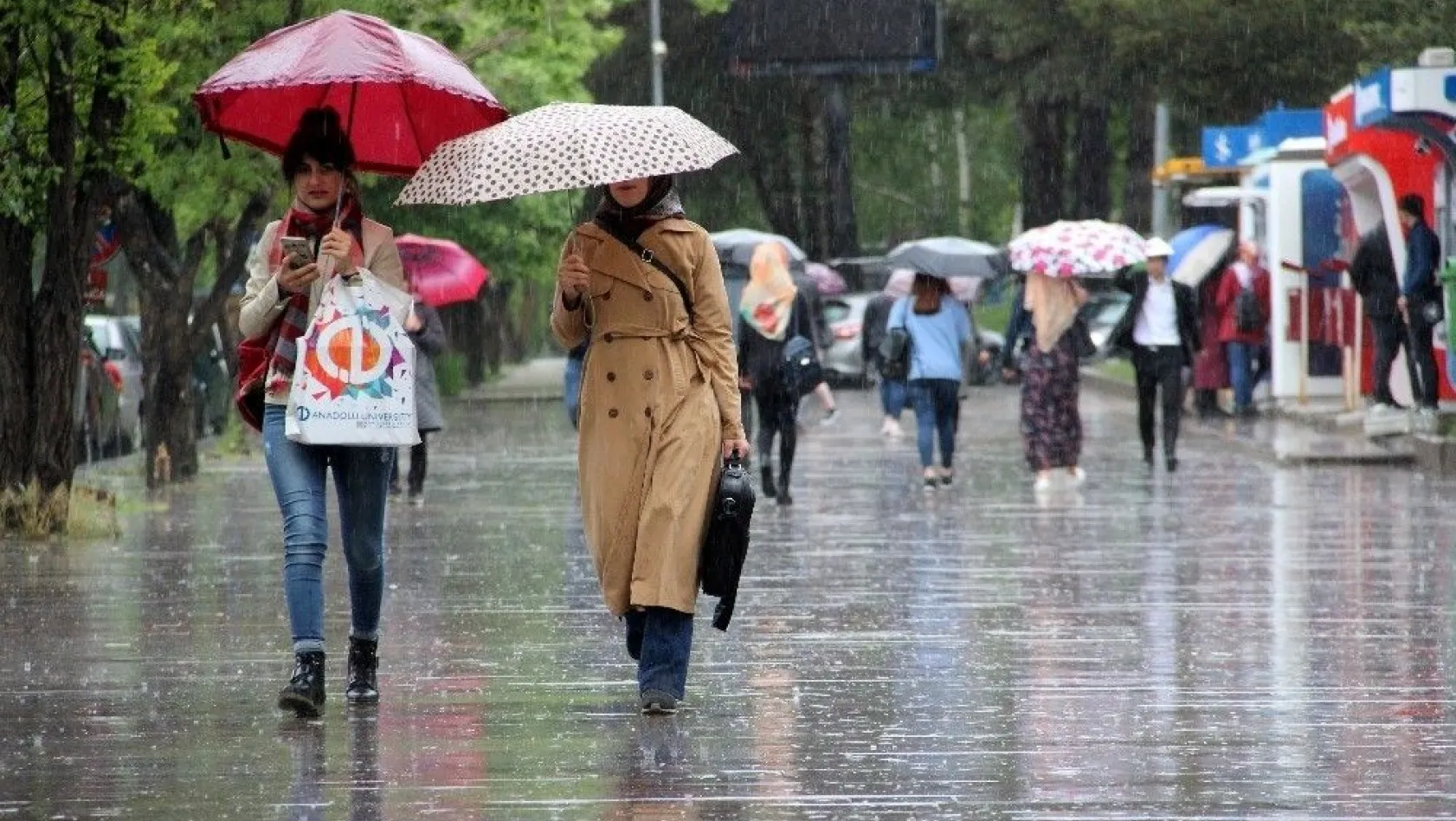 Sağanak yağış Erzurum'da hayatı felç etti
