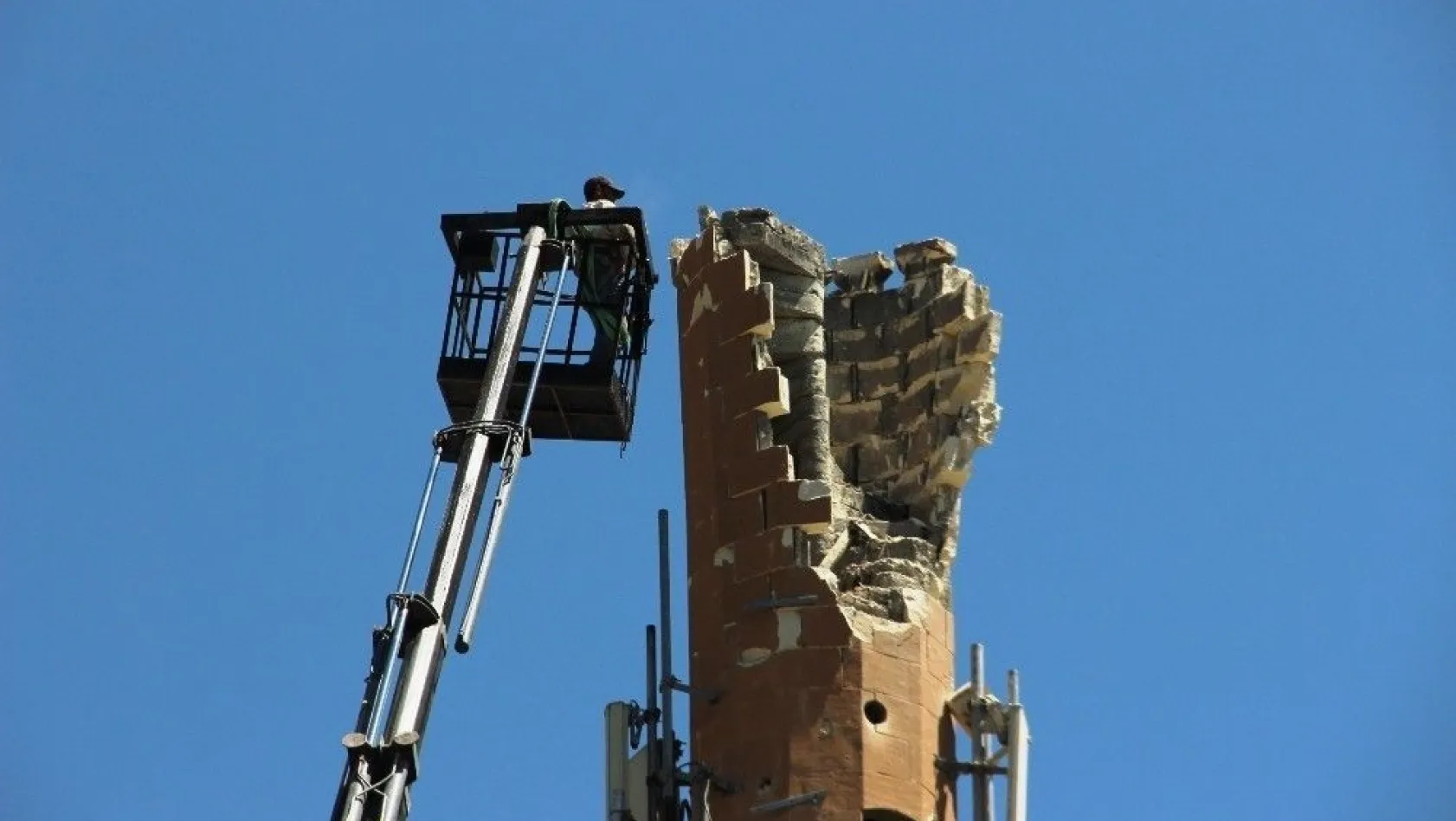 Yıldırım düşen minare onarılıyor
