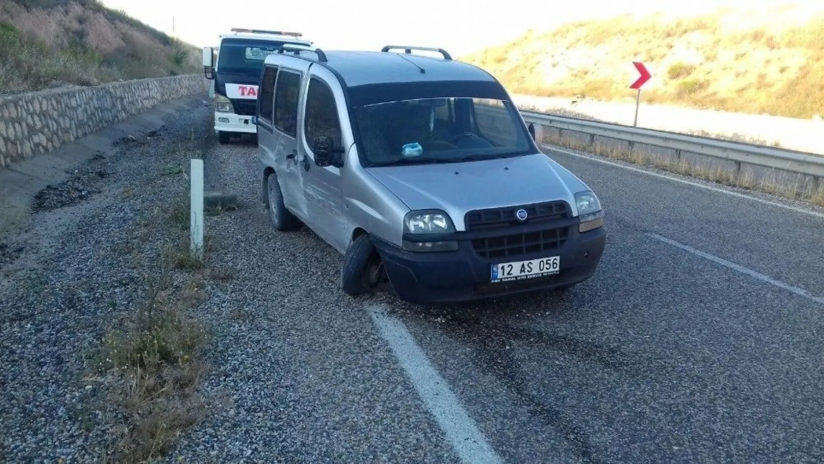 Hafif ticari araç istinat duvarına çarptı: 2 Yaralı
