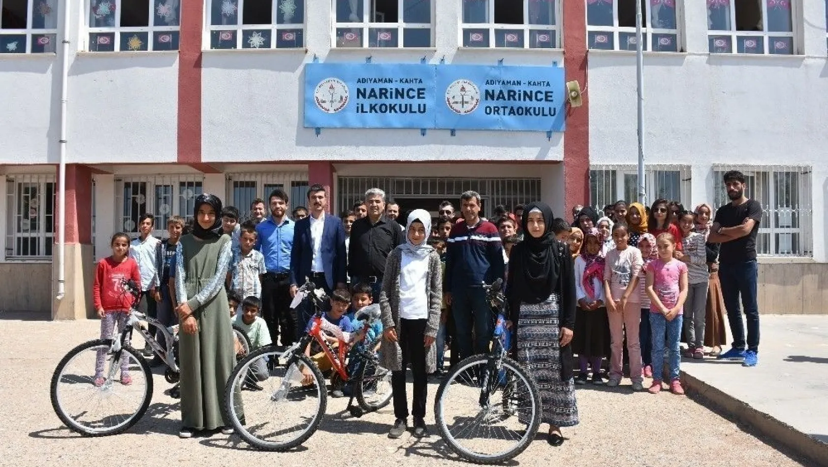 Köy okullarındaki 4 kız öğrenci bisiklet ve burs kazandı
