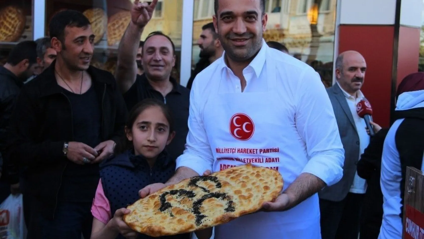 MHP Milletvekili Adayı Adem Yurdigül kendi elleriyle 3 hilalli ramazan pidesi yapıp vatandaşlara dağıttı  (Tekrar)
