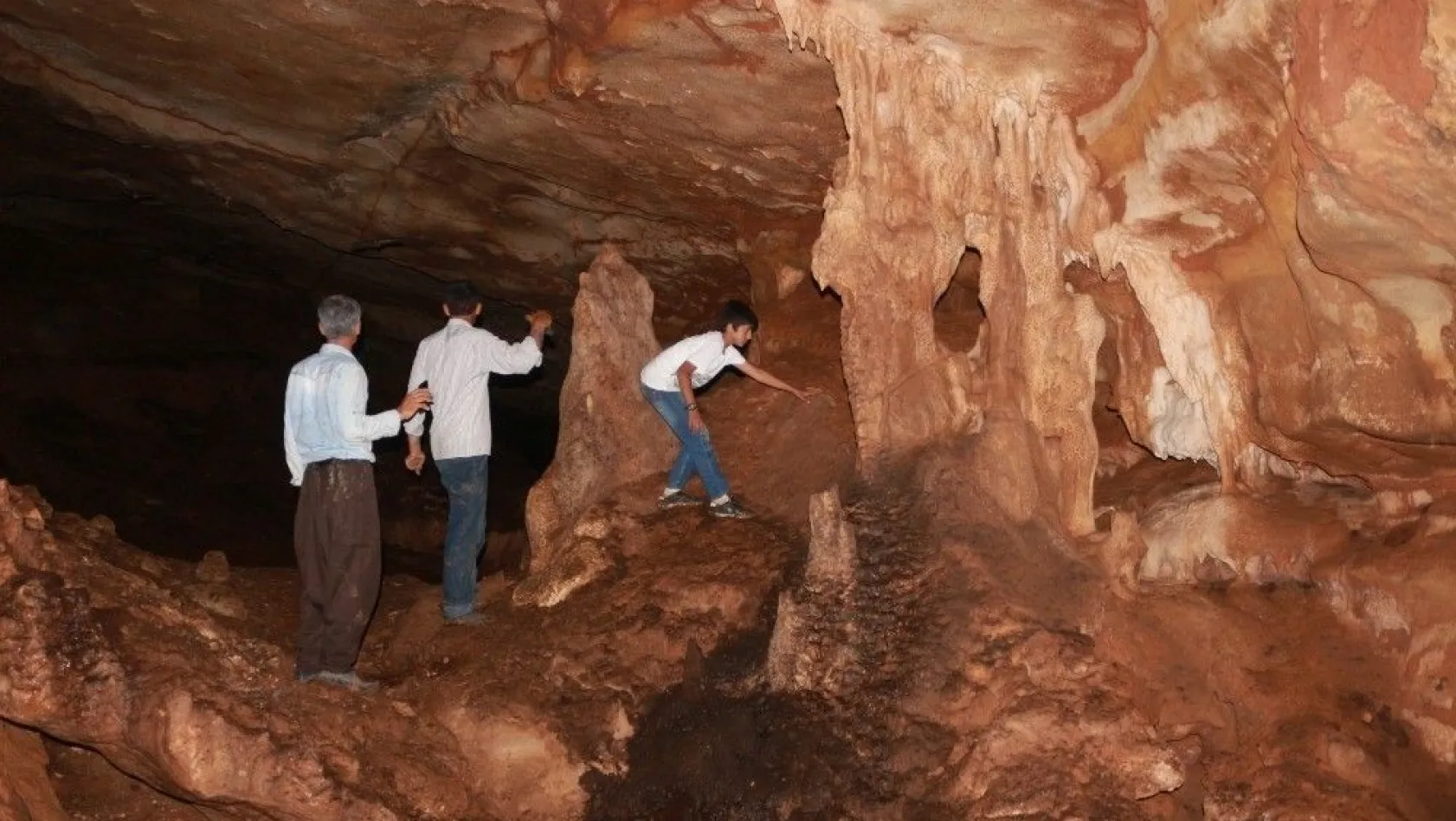 (Özel) 3 arkadaş yarasa mağarasını keşfetti
