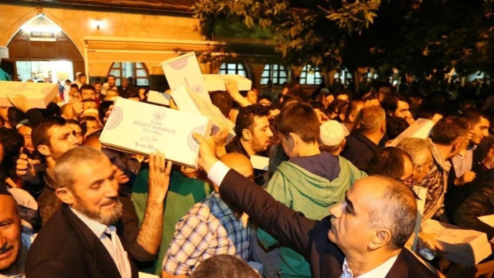 Sivas Belediyesi Kadir Gecesi kumanya dağıttı
