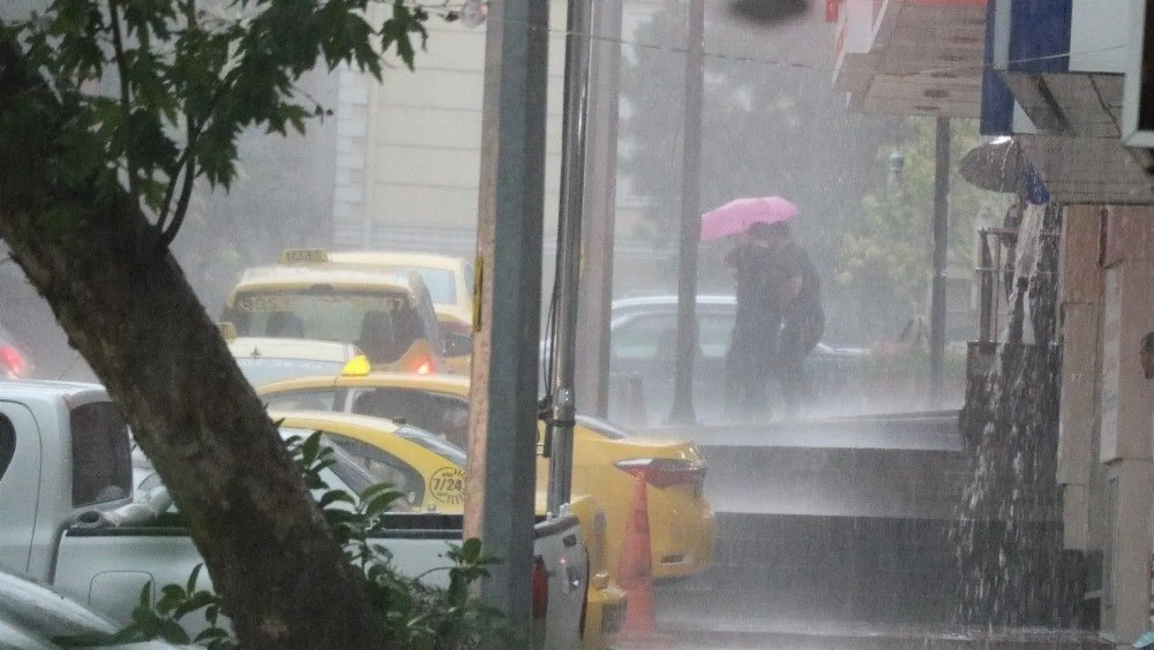 Kahramanmaraş'ta sele dönüşen yağışlar hayatı felç etti
