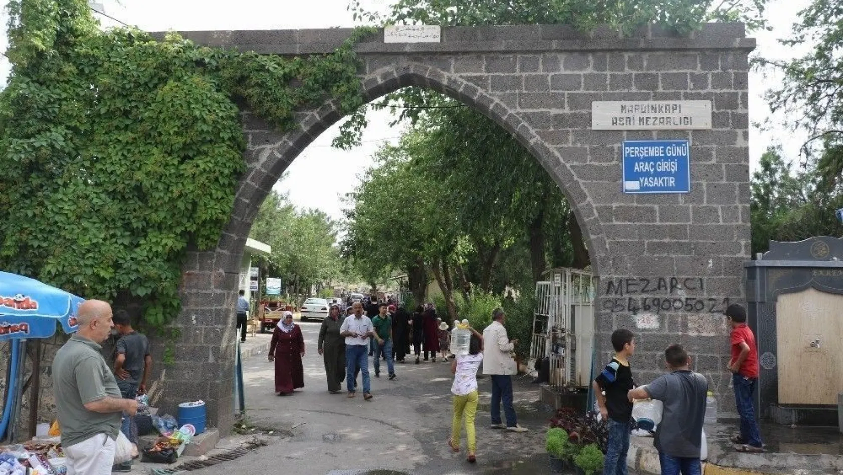Diyarbakır'da mezarlıklar bayram öncesi ziyaretçi akınına uğradı
