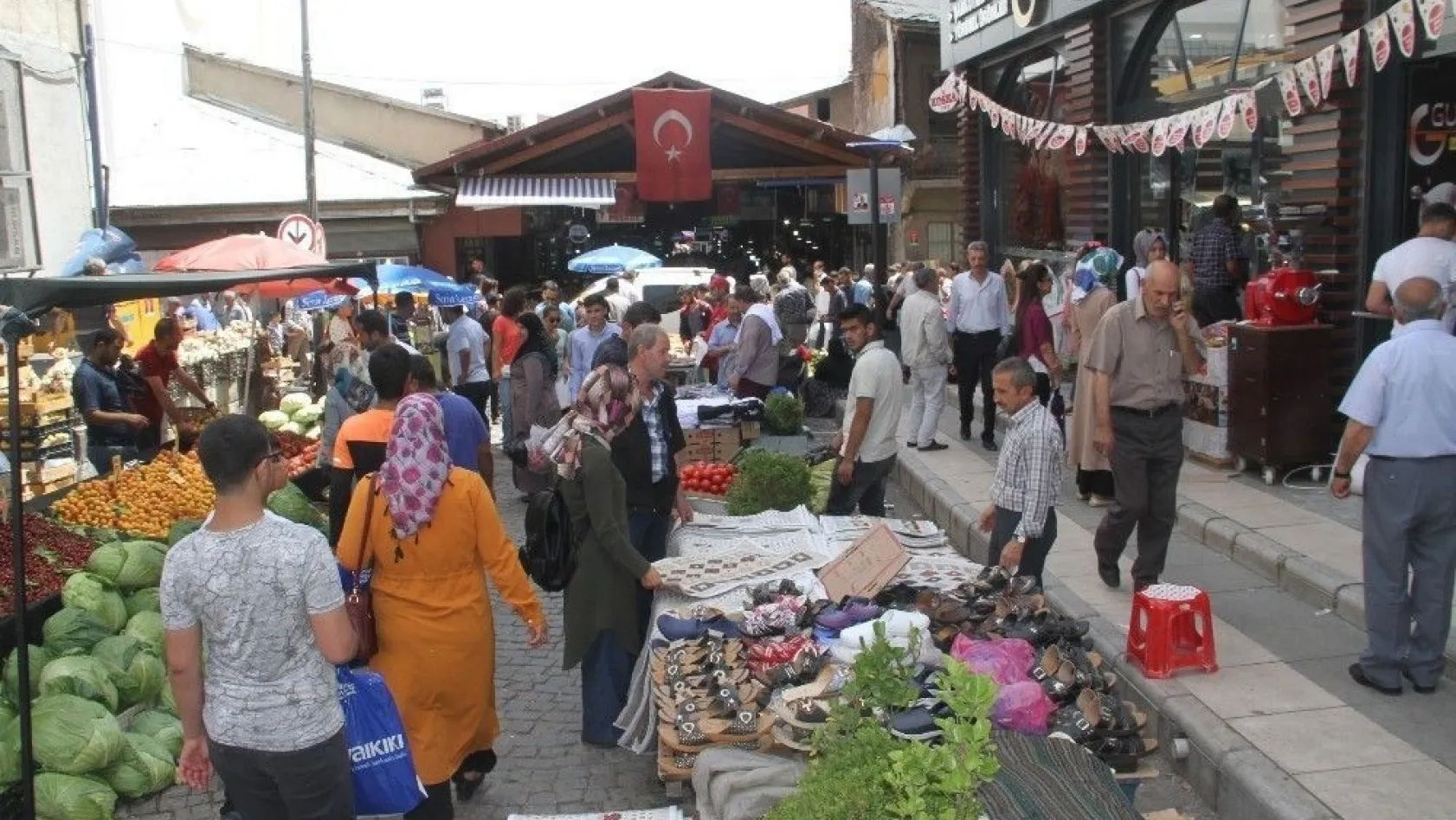 Elazığ'da alışveriş yoğunluğu yaşanıyor