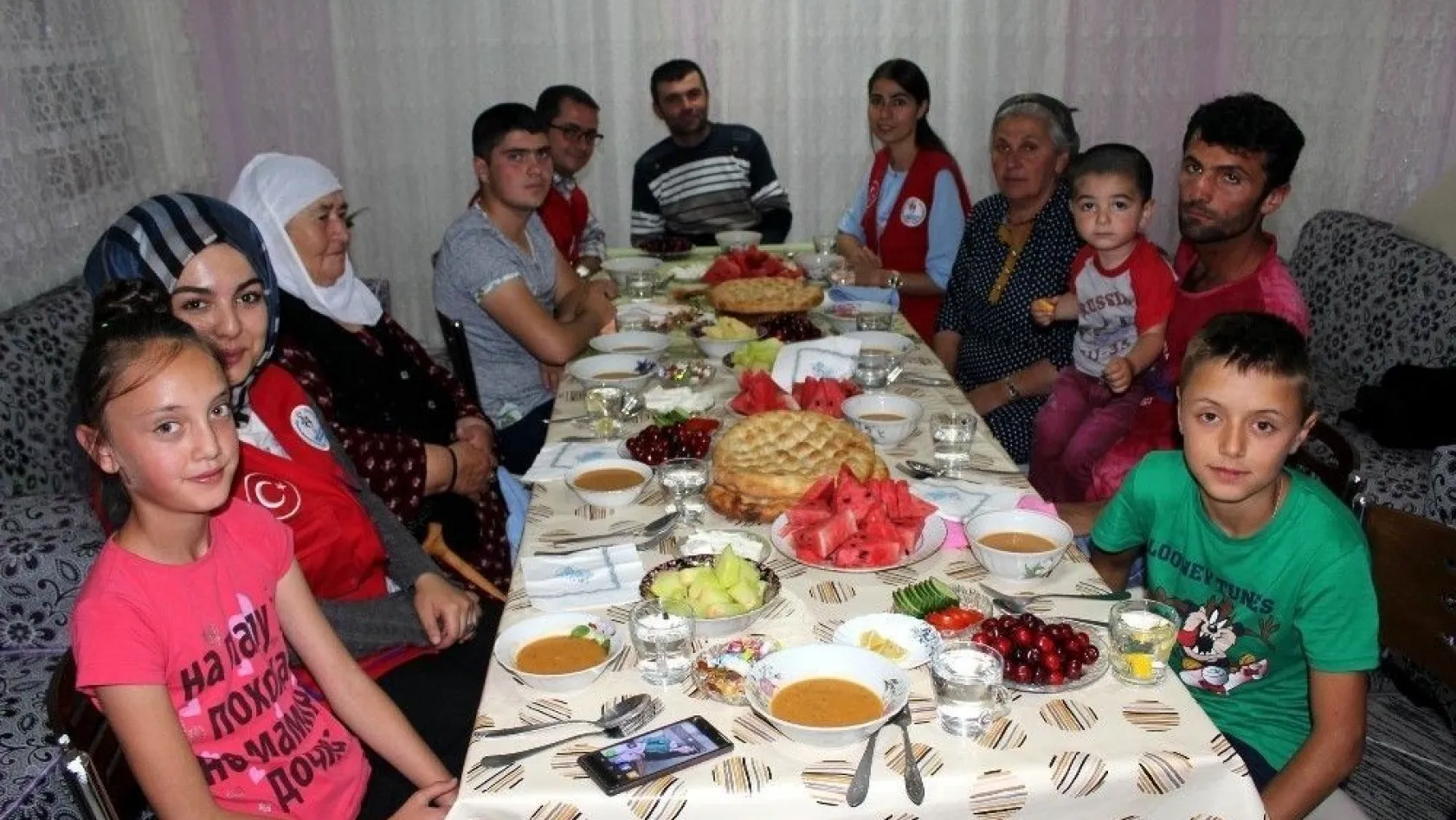 Gençler Ahıska Türkü ailelerin iftar sofrasına ortak oldu
