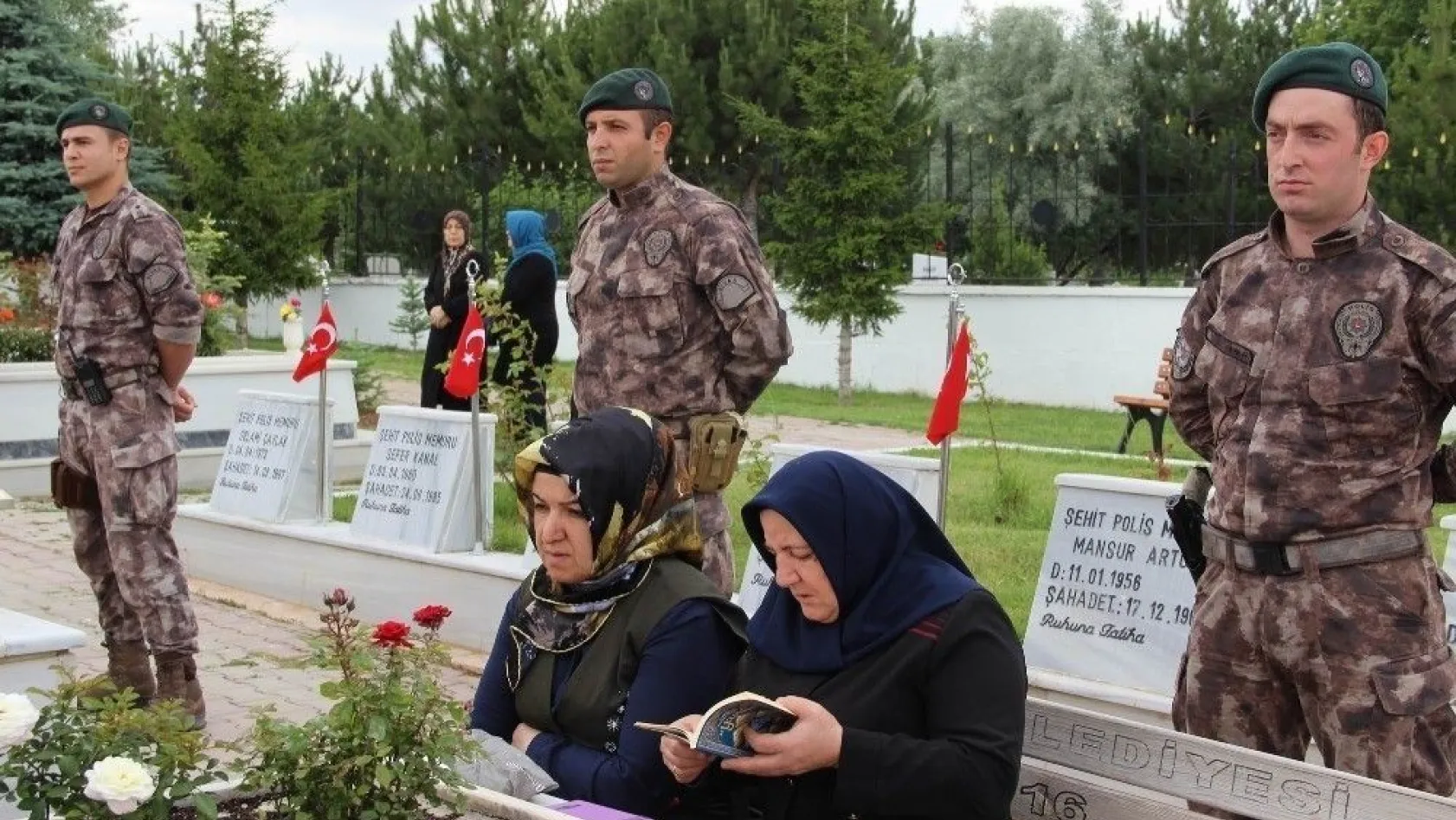 Sivas'ta vatandaşlar mezarlıklara akın etti
