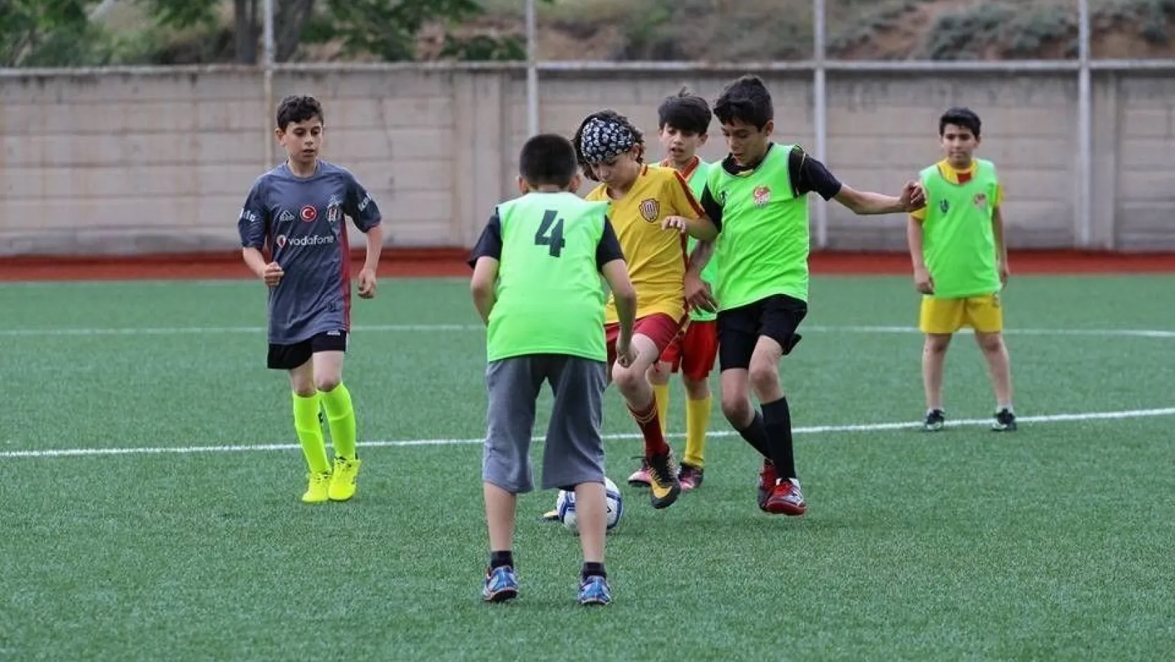 Yaz Futbol Okulu antrenmanlara başladı
